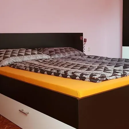 Zoe Apartman - *